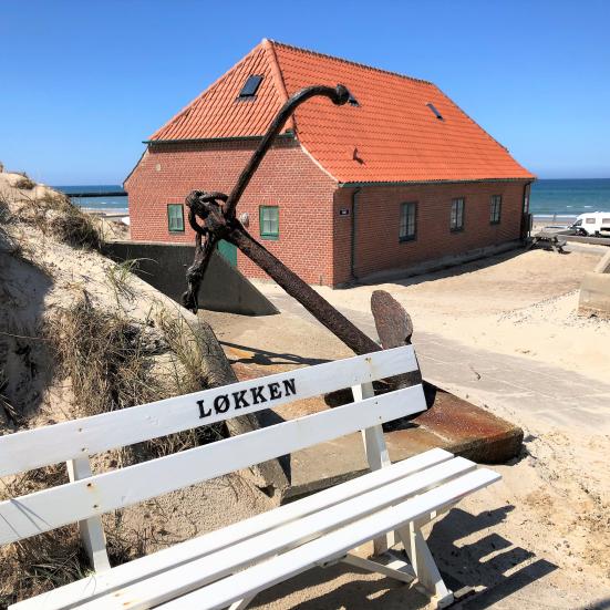 Billede af bænk ved Løkken strand