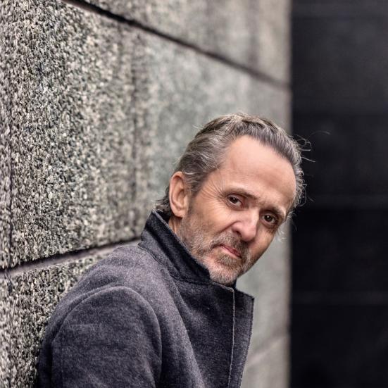 Forfatteren Kim Fupz Aakeson op ad en mur