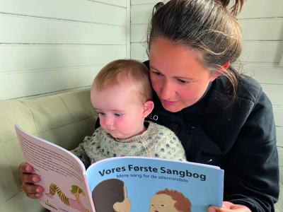 Billede af forsiden fra flyeren: "Syng dig glad med dit spædbarn"